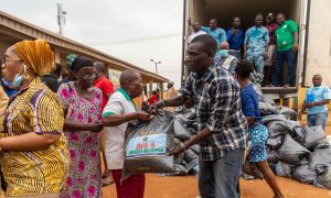 Lagoso miesto Nigerijoje valdžios atstovai dalina gyventojams maisto davinius, šaliai kovojant su koronaviruso pandemija. Nuotrauka: Ibeabuchi Benson Ugochukwu/AFP via Getty Image